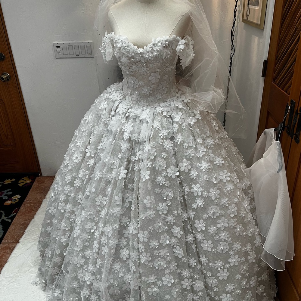 Gorgeous custom bridal gown. See details in photos. - Picture 6 of 10